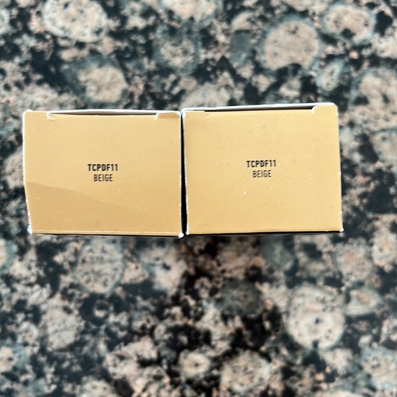 FREE w/ purchase - NYX total control pro drop foundation - Picture 2 of 4